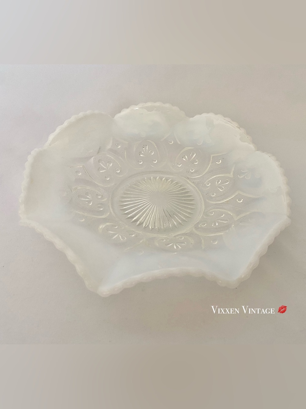 VINTAGE 1940'S NORTHWOOD OPALESCENT RUFFLE EDGE GLASS CANDY DISH